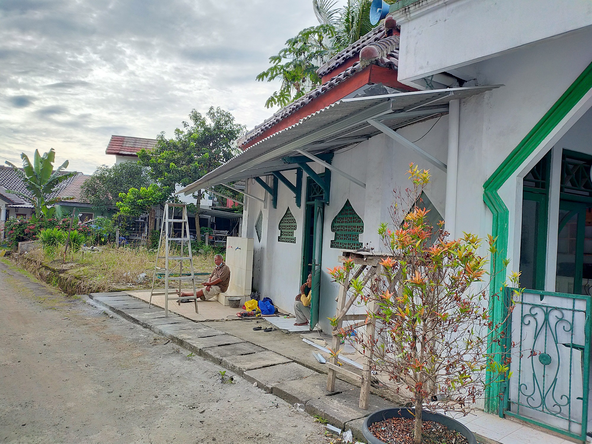 PERBAIKAN KEBOCORAN DAN KANOPI MUSHOLLA PERBAIKAN KEBOCORAN DAN KANOPI MUSHOLLA