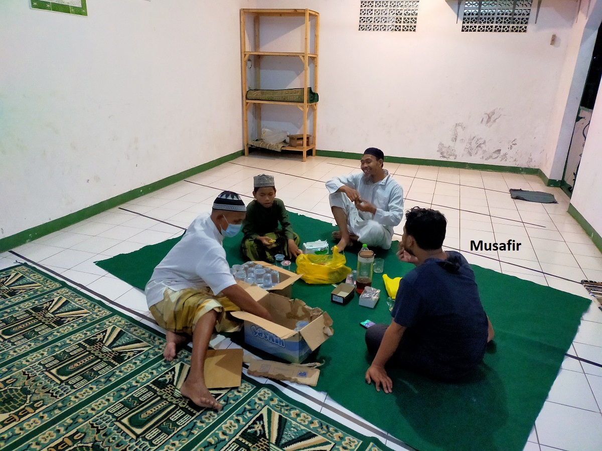 SUASANA BUKA PUASA MUSHOLLA DARUSSALAM SUASANA BUKA PUASA MUSHOLLA DARUSSALAM