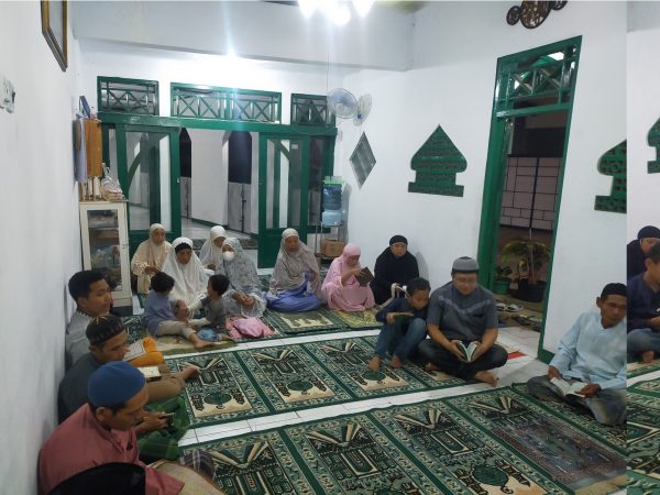 SUASANA MALAM NISFU SYABAN DI MUSHOLLA DARUSSALAM SUASANA MALAM NISFU SYABAN DI MUSHOLLA DARUSSALAM